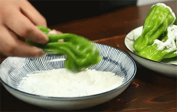 【虎皮椒酿肉】青椒裹面粉