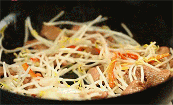 【湿炒牛河】加入韭菜