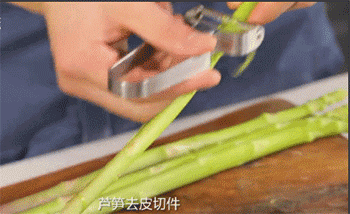 【鸡肉蘑菇笔尖面】去芦笋皮