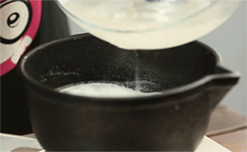 【芒果肠粉】倒入凉粉