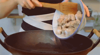 【妈妈糖醋排骨】倒入排骨