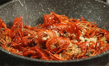 【蒜泥小龙虾】加入清水