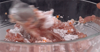 【鲜山药蒸肉丸】放生粉搅拌