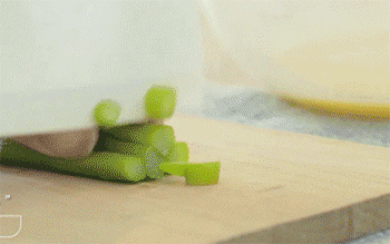 【芦笋蛋黄卷】倒入芦苇碎