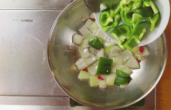 【炒肥牛】放青椒和肥牛