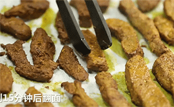 【沙爹烤牛肉干】牛肉翻面