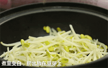 【麻辣水煮鱼】捞出鱼片