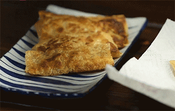 【香煎腐皮卷】起锅装盘