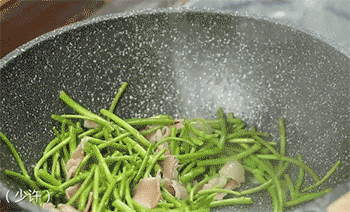 【芦蒿炒咸肉】调味