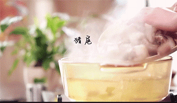 【黑豆猪尾汤】放入食材