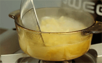 【培根炒通心粉】捞出通心粉