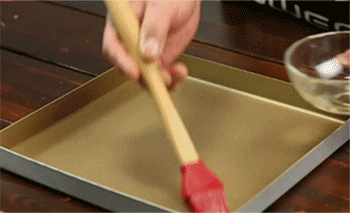 【虾仁肠粉】烤盘刷油