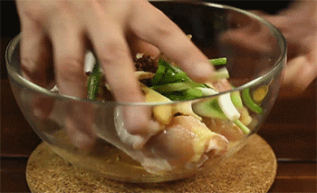 【白斩鸡腿】鸡腿搅拌腌制