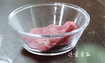 【烤牛肉】放佐料