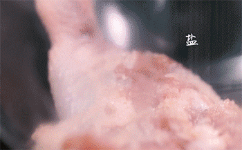 【茶香鸡腿】放调料