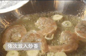 【蒜蓉虾仁西兰花】放入木耳