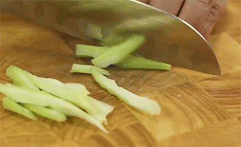 【黑椒汁煎鸡排】西芹切条