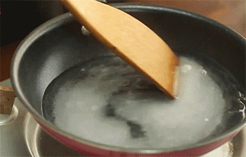 【香酥鸭腿】熬糖浆