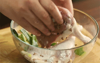 【香酥鸭腿】抹匀