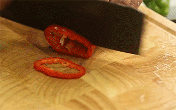 【咖喱鲜鱿】青红椒切圈