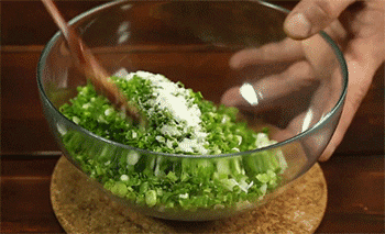 【白斩鸡腿】葱搅拌腌制