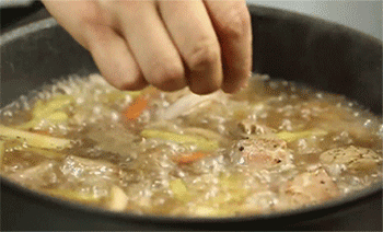 【红酒烩牛肉】加入盐