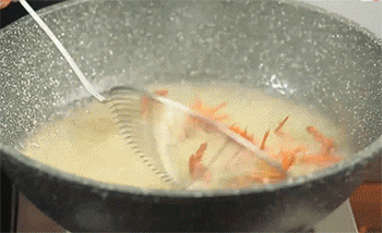 【蒜泥小龙虾】捞出小龙虾