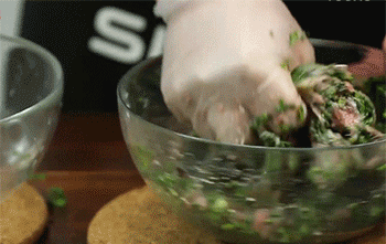 【荠菜春卷】肉馅拌匀