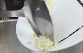 【西芹核桃炒木耳】爆香姜蒜