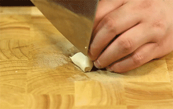 【虎皮椒酿肉】蒜切片