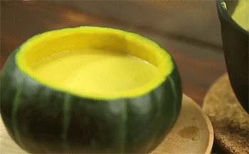 【南瓜蔬菜汤】南瓜汤装盘