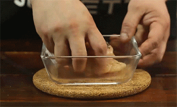 【培根鸡肉卷】鸡肉拌匀