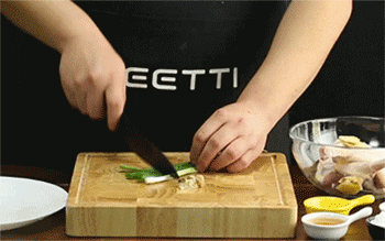 【香酥鸭腿】葱切段