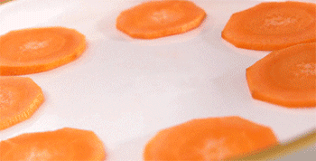 【鲜山药蒸肉丸】铺胡萝卜片