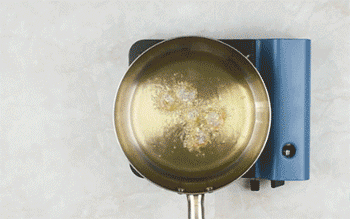 【菠萝虾球】炸虾球