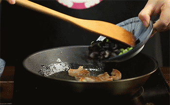 【番茄鲜虾海参盅】加入青豆、海参