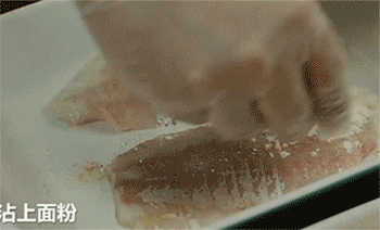 【香炸鱼排】裹面粉