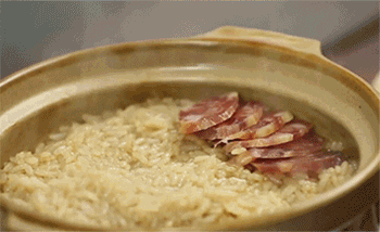 【腊味煲仔饭】加入腊肉