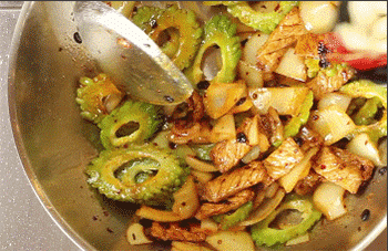 【老干妈炒苦瓜】放蒜和辣椒