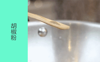 【虾头炖豆腐】放调料