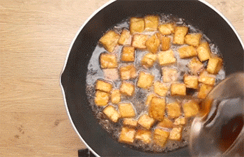 【可乐豆腐】倒入可乐