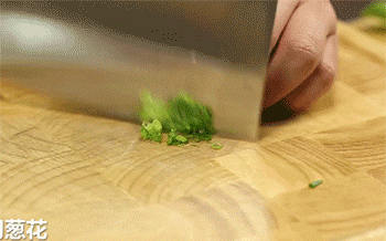 【腊味煲仔饭】切葱花