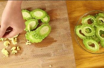 【老干妈炒苦瓜】去苦瓜芯