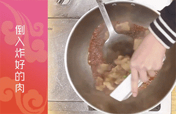 【香菠咕咾肉】倒入炸好的肉块