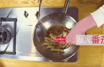 【糖醋藕条】倒入番茄酱