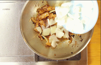 【老干妈炒苦瓜】放入洋葱