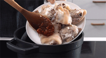 【南乳莲藕焖猪手】放入猪蹄