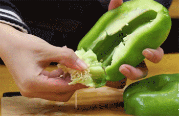 【特色辣子鸡】切青椒