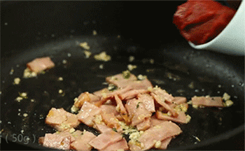 【培根炒通心粉】加入番茄酱