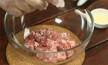 【荠菜春卷】肉末调味